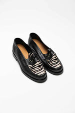 Charger l'image dans la galerie, Peter A. - Chaussures Mocassin Cuir Grainé Noir et Pony Zèbre