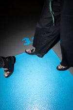 Charger l'image dans la galerie, Peter A. - Chaussures Mocassin Cuir Grainé Noir et Pony Zèbre