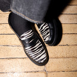 Charger l'image dans la galerie, Peter A. - Chaussures Mocassin Cuir Grainé Noir et Pony Zèbre