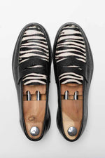 Charger l&#39;image dans la galerie, Peter A. - Chaussures Mocassin Cuir Grainé Noir et Pony Zèbre

