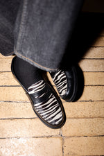Charger l&#39;image dans la galerie, Peter A. - Chaussures Mocassin Cuir Grainé Noir et Pony Zèbre
